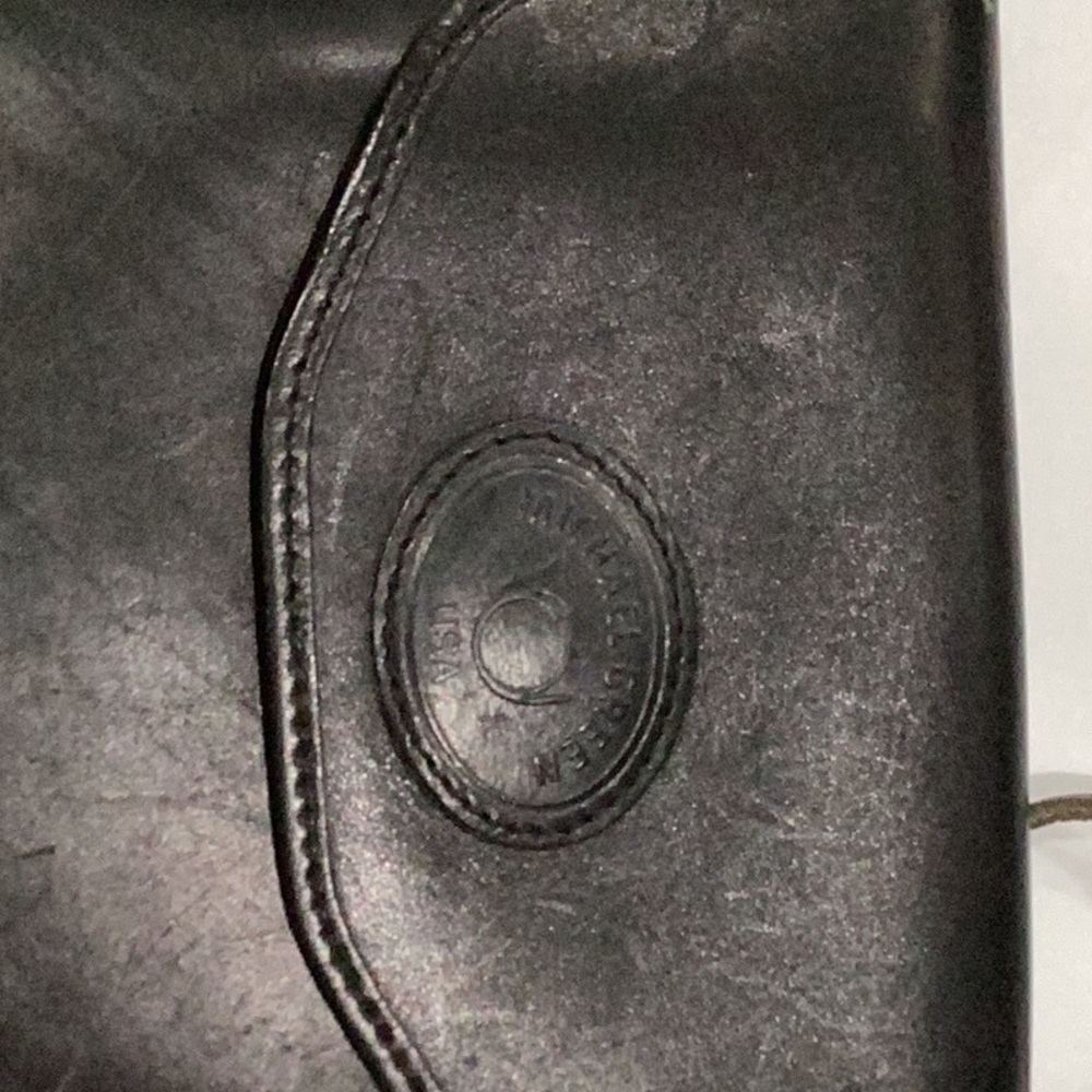 Black Leather Crossbody Bag with Structured Design - Picture 6 of 8